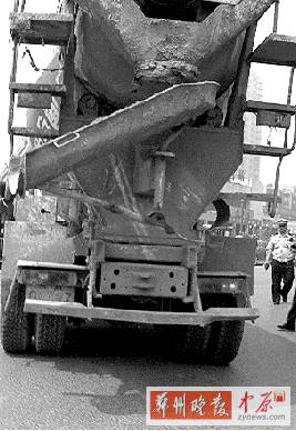 當(dāng)時,老人就倒在水泥罐車的右后輪邊 當(dāng)時,老人就倒在水泥罐車的右后輪邊