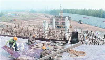 中原西路西南繞城高速公路互通式立交項(xiàng)目已完成總工程量的35%。