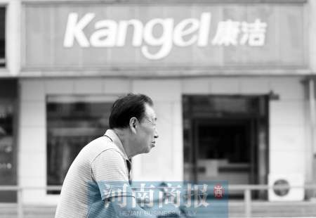 　這一切，將會(huì)給康潔公司、加盟商，乃至鄭州洗衣行業(yè)，帶來(lái)什么？ 記者 趙卓/攝