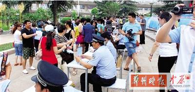 昨天上午，警方在紫荊山廣場(chǎng)進(jìn)行了大規(guī)模的宣傳活動(dòng)。警方供圖