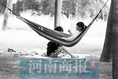 天又熱了起來，外出游玩，記得防曬哦 記者 趙卓/攝　