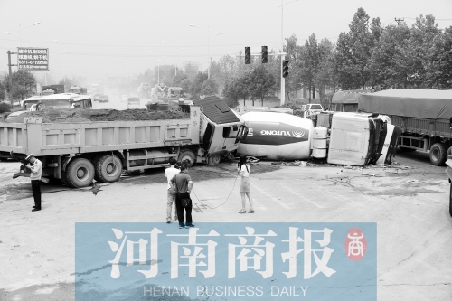 事故現(xiàn)場的附近居民稱，路口的紅綠燈從來沒亮過