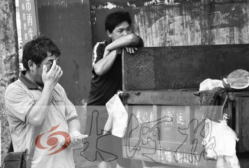 　拿著錢，陳小立感動(dòng)得哭了。