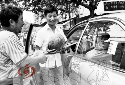 　　的哥將一天的運(yùn)營(yíng)收入捐給陳小立，陳小立送瓜感謝。