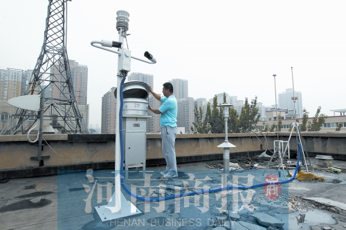 鄭州灰霾監(jiān)測站正在調(diào)試，預(yù)計9月將正式投入使用 記者 鄧萬里/攝