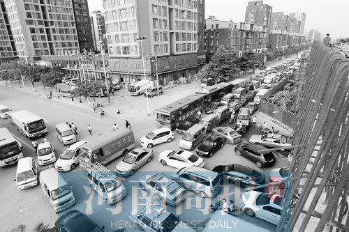 路口四個(gè)方向直行、左轉(zhuǎn)交織，車輛相互抵頭，無法正常通行