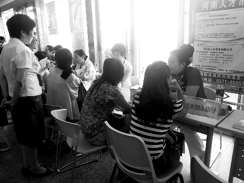 招聘會，導(dǎo)師團正與大學(xué)生面對面交談。