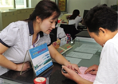 一位男士在金水區(qū)房管局辦事窗口詢問公租房申請手續(xù)如何辦理。