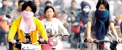 10月8日，鄭州市民遮擋口鼻騎行。 新華社發(fā)