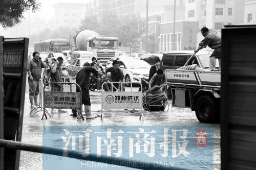 工作人員正在搶修,預(yù)計今晚能恢復供水 工作人員正在搶修,預(yù)計今晚能恢復供水