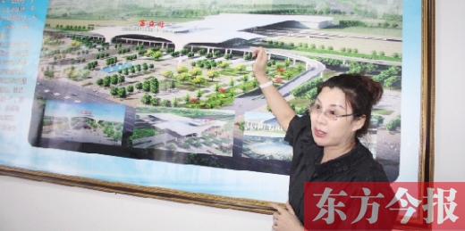 梁園區(qū)高鐵建設(shè)指揮部常務(wù)副指揮長、梁園區(qū)委副書記杜麗亞向記者介紹高鐵站效果圖 梁園區(qū)高鐵建設(shè)指揮部常務(wù)副指揮長、梁園區(qū)委副書記杜麗亞向記者介紹高鐵站效果圖