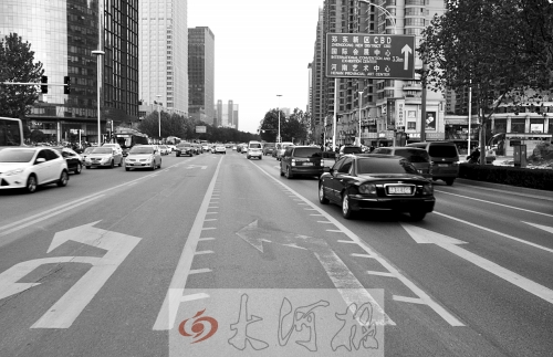 這條畫有多條短斜線的車道就是可變車道，視車流量大小而定，直行車輛多時(shí)它是一個(gè)直行車道，左轉(zhuǎn)車輛多時(shí)它