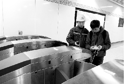 昨天上午，體育中心站，工作人員正在對(duì)進(jìn)出站閘機(jī)進(jìn)行調(diào)試。