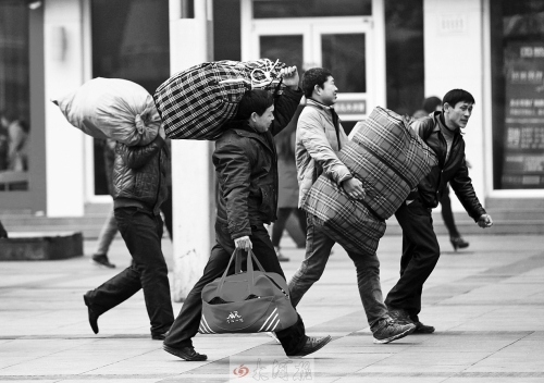 鄭州火車(chē)站廣場(chǎng)，行色匆匆的趕路人。