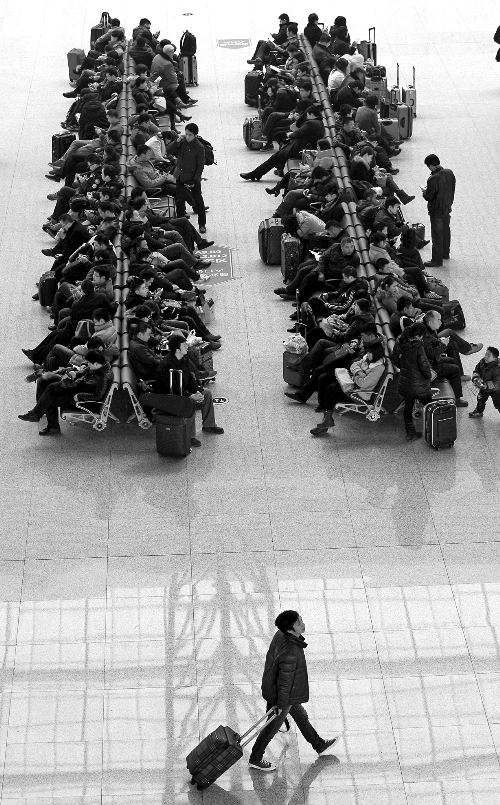 鄭州東站候車(chē)室，一些乘客在候車(chē)。