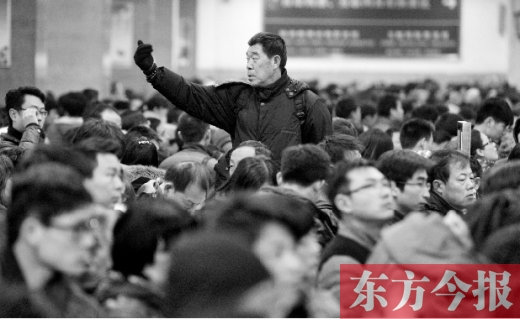 一場雨夾雪讓鄭州火車站的客流又增加了不少。昨天，售票大廳內(nèi)排隊(duì)購票的旅客摩肩接踵