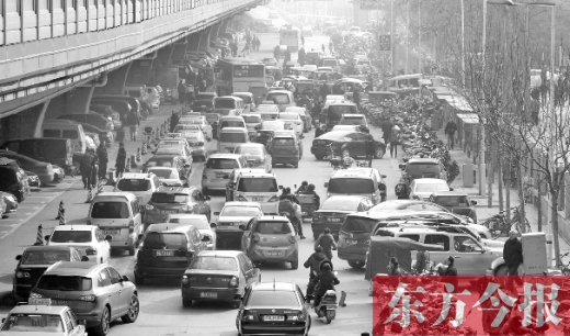 鄭大一附院北門(mén)的馬路被非機(jī)動(dòng)車(chē)占去一條車(chē)道，這里也極易造成交通擁堵