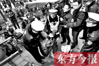 面對(duì)要暫扣的非機(jī)動(dòng)車(chē)，看車(chē)人急了