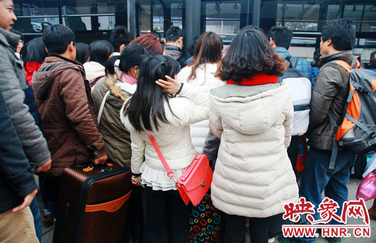 金水路紫荊山公交樞紐站牌處經(jīng)常是人頭攢動。