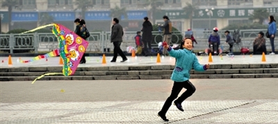 昨日,省會(huì)天氣晴好,春意盎然。上午,在綠城廣場(chǎng),一個(gè)小女孩在快樂地放風(fēng)箏。