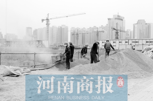 緯二路與東明路交叉口附近，一處工地上塵土飛揚(yáng) 記者 鄧萬里/攝