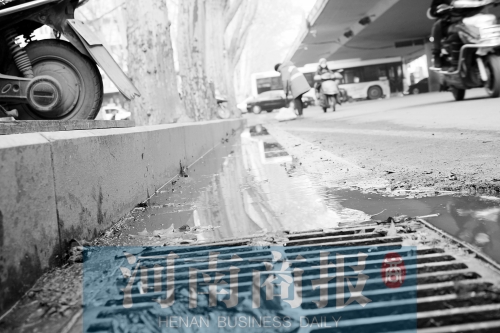 現(xiàn)場(chǎng)，污水流到了機(jī)動(dòng)車(chē)道上