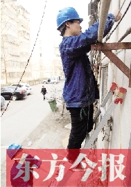 鄭州供電公司的技術(shù)人員正在需要更換智能電表的小區(qū)進行換表準(zhǔn)備工作