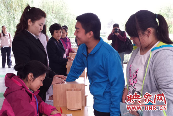 考生本人抽簽決定座號。