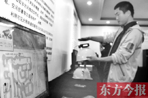 可見光通信技術(shù)應(yīng)用展示會(huì)上，參觀者體驗(yàn)新技術(shù)在采礦工具上的應(yīng)用