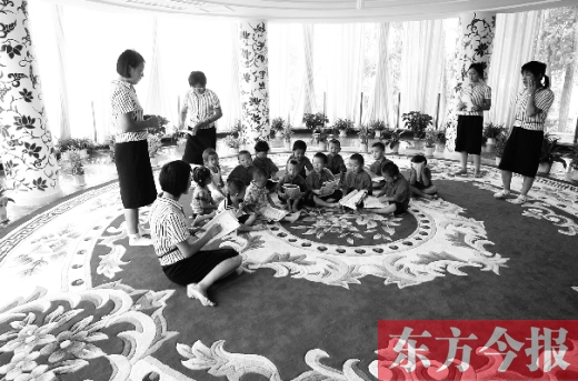 鄭州一幼兒園里的孩子在老師的帶領(lǐng)下讀《論語》。