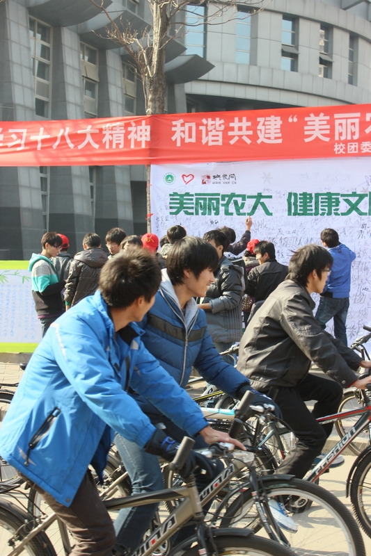 活動(dòng)現(xiàn)場人流涌動(dòng)，過路人群駐足觀看