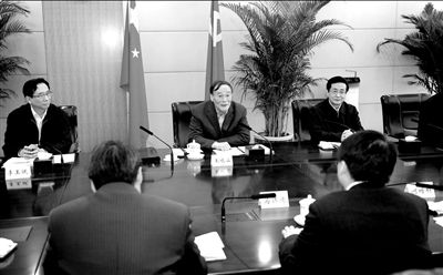 11月30日，中共中央政治局常委、中央紀(jì)委書記王岐山在北京主持召開座談會(huì)，聽取專家學(xué)者對黨風(fēng)廉政建設(shè)和反腐敗工作的意見和建議。新華社發(fā)