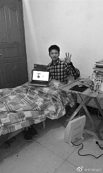 張洪銘在微博上發(fā)了張照片。照片顯示，他居住的屋子主要有一床一桌，寒冬里以電暖器取暖。