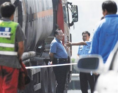 陜西“表哥”楊達(dá)才在車禍現(xiàn)場。資料圖