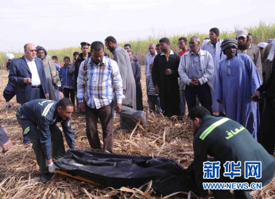 2月26日，在埃及旅游城市盧克索附近，急救人員在熱氣球事故現(xiàn)場搬運(yùn)遇難者遺體。 新華社發(fā)