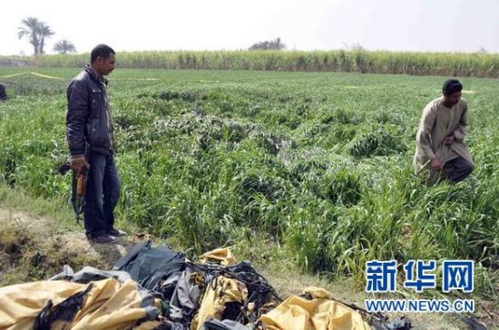 2月26日，在埃及旅游城市盧克索附近，當(dāng)?shù)匕踩藛T在發(fā)生熱氣球爆炸事故的現(xiàn)場查看。