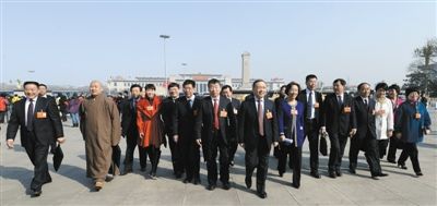 昨日，中國人民政治協(xié)商會議第十二屆全國委員會第一次會議在北京人民大會堂開幕。這是全國政協(xié)委員走向人民大會堂。新華社記者 陳樹根 攝