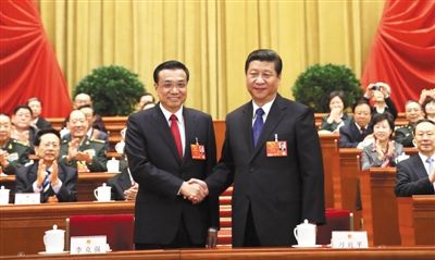 昨日，人大會議投票表決，決定李克強為國務院總理后，習近平和李克強親切握手。 新華社記者 蘭紅光 攝