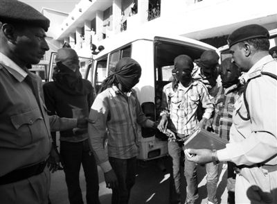 3月18日，印度中央邦，涉嫌輪奸瑞士女游客的男子被押往法庭。據(jù)悉，6名男子均面臨搶劫指控，其中4人面臨強奸指控。