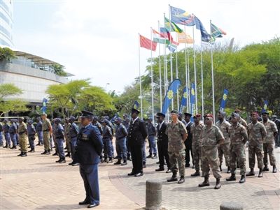 3月23日，南非警員參加德班峰會(huì)安保動(dòng)員會(huì)。為確保峰會(huì)安全，南非政府從全國抽調(diào)3000名警察加強(qiáng)安保。 新華社發(fā)
