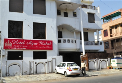 3月19日，印度北部阿格拉，一名英國女游客在旅館住店，有兩人企圖闖入她的房間，因害怕遭到強奸，她從旅