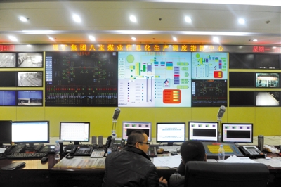 前日，八寶煤業(yè)公司，大家監(jiān)控井內(nèi)狀況。新華社 張楠 攝