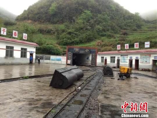 事故發(fā)生于5日晚22時(shí)許，事發(fā)時(shí)共有41人在井下作業(yè)，其中有32人安全升井，9人被困井下。