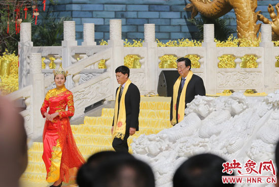 　河南省委書記、省人大常委會(huì)主任郭庚茂，河南省省長(zhǎng)謝伏瞻敬獻(xiàn)花籃。映象網(wǎng)記者 邵恰 攝