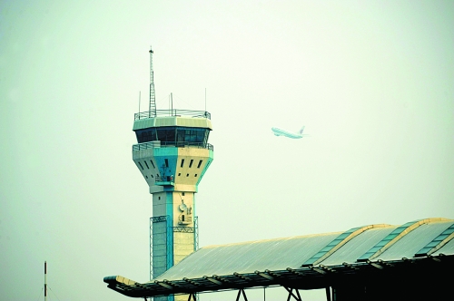 一架飛機(jī)飛過機(jī)場塔樓 一架飛機(jī)飛過機(jī)場塔樓