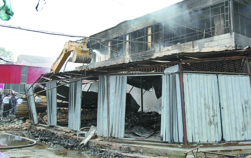 大火燒了近4個小時，中牟縣貿(mào)易區(qū)被燒得面目全非。