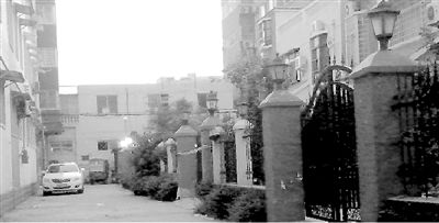 拉警戒線的地方就是高家居住的15號樓。高天峰居住在榮華小區(qū)一棟復(fù)式二層樓，三戶人家各有獨院。榮華小區(qū)一名業(yè)主供圖