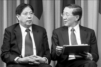 昨天凌晨,菲駐臺(tái)北馬尼拉經(jīng)濟(jì)文化辦事處代表白熙禮(左)與臺(tái)灣外事部門負(fù)責(zé)人林永樂(lè)在臺(tái)北共同舉行記者會(huì)。圖/CFP