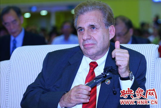 聽到關(guān)于鄭州航空港經(jīng)濟(jì)綜合實(shí)驗(yàn)區(qū)的介紹，約翰.卡薩達(dá)博士豎起了大拇指