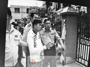 吳強(qiáng)指認(rèn)現(xiàn)場(翻拍),他是高胖雇用的殺手之一。